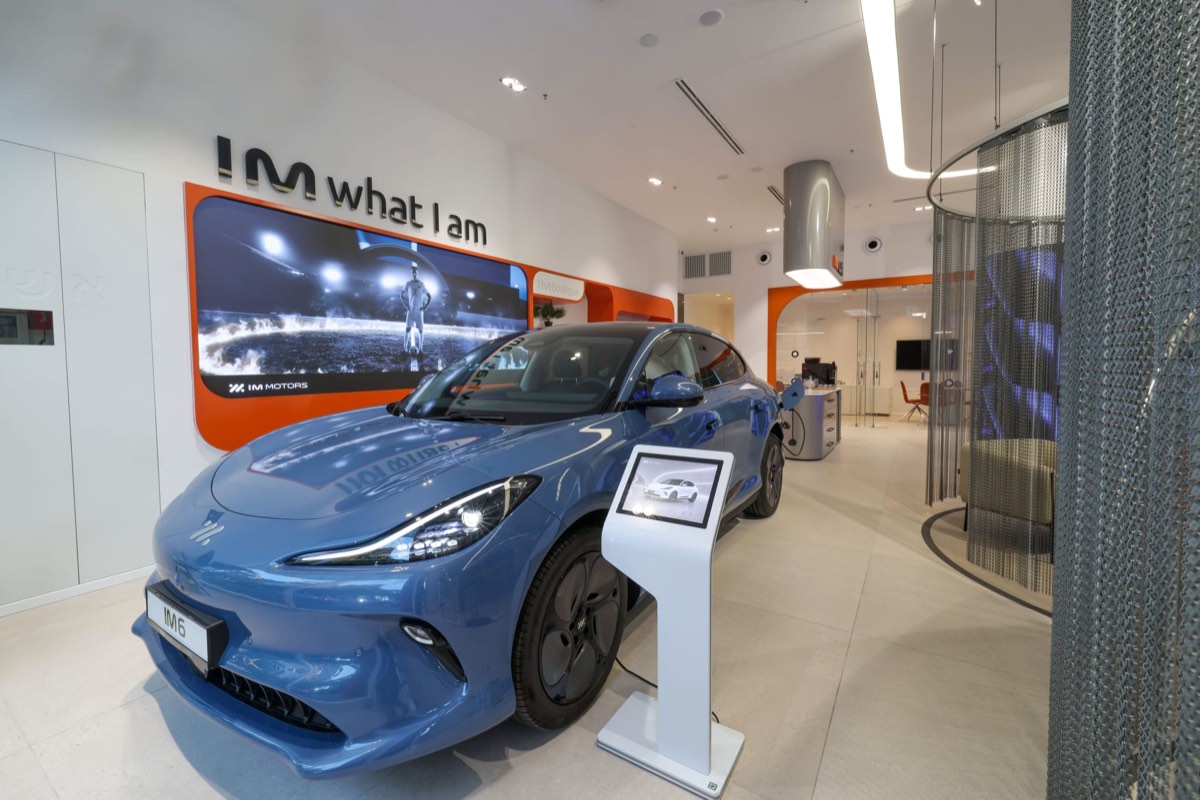 IM Motors — קיר וידאו ועמדת מסך אינטראקטיבית